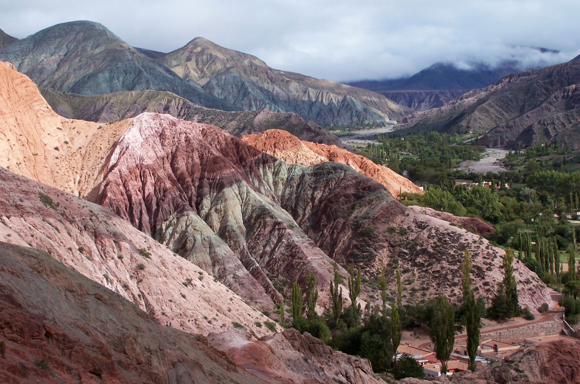 Cerros y pueblos coloniales del Noroeste